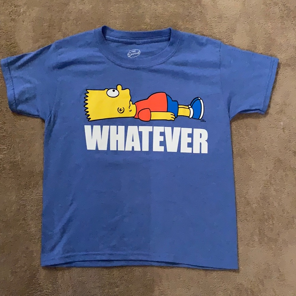 - SIMPSON’S Bart laying down exclaiming (WhatEver) SZ. M (8)